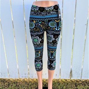 ULTRA SOFT Plus Size Geo Floral Capri Leggings (NWT)